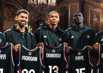 Paris Basketball : applaudissements, valises et promesses en promo