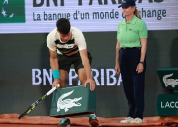 Roland-Garros garde ses juges de ligne — la technologie prend la porte, mais pas le béret