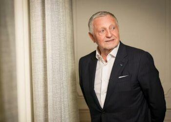 Maire et vice-président : Aulas compte bien jouer à domicile et au bord du terrain