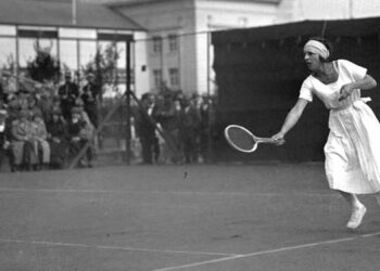 Le tennis : ce sport raffiné où l’on tape dans une balle en criant plus fort que l’adversaire