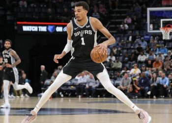 Spurs : deux rookies, un royaume — et une faute de frappe