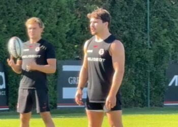 Dupont reprend, doucement — le genou tient le timing, pas l’excitation